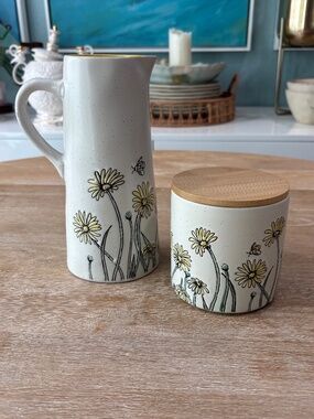 InHomestylez Spectrum Daisy Bee Field Set: Pitcher & Canister with Wood Lid
